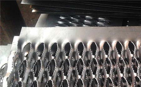 不銹鋼鱷魚(yú)嘴金屬防滑網(wǎng)